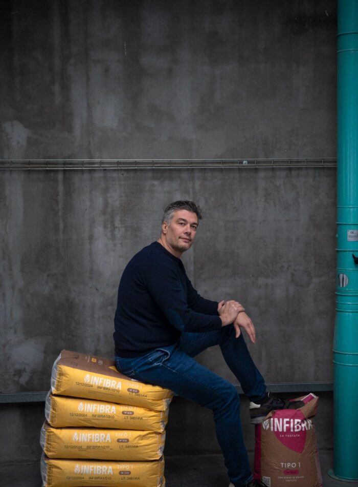 Fabio seduto su sacchi di farina Infibra